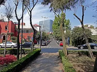 Vista de la Colonia Guadalupe Inn hacia el poniente desde el Parque de la Plaza Valverde. Al fondo se aprecian las construcciones de edificios de oficinas en avenida Revolución