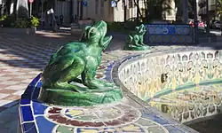 Ranas (8 en total) que rodean a la figura central