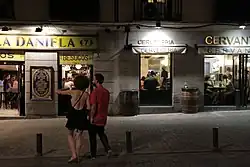 Vista nocturna de la plaza, en 2016.