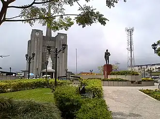 Plaza Bolívar y al fondo el Santuario de la Inmaculada Concepción de La Azulita.