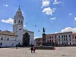 Monumento a Sucre, obra de Alexandre Falguière. Inaugurado el 10 de agosto de 1892.[65]​ Plaza de Santo Domingo, Quito.