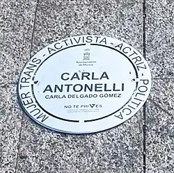 Placa conmemorativa en la Plaza de la Diversidad de la Ciudad de Murcia