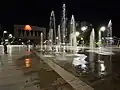 Vista nocturna de la fuente. Atrás, la Catedral.