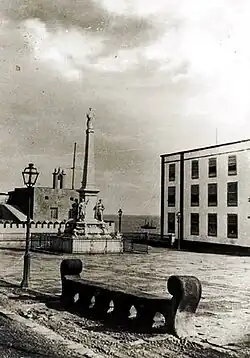 Foto de la plaza tomada entre 1880 y 1885. Al fondo el Castillo de San Cristóbal.