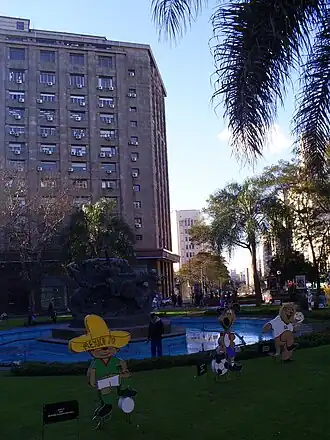 Plaza, en una tarde soleada.