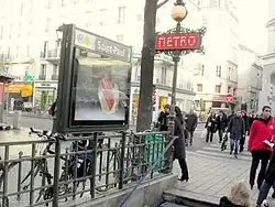 Estación de Metro Saint Paul - Le Marais en París, adornada con un candelabro de Val d'Osne.