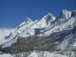 Punta Percée (izquierda), monte Charvet y la Mamule vistos desde el suroeste desde Confins (la Clusaz)