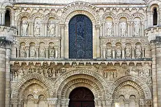 Detalle de la fachada de Notre-Dame la Grande de Poitiers (segundo cuarto del siglo XII)