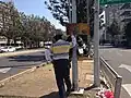 Policía de tránsito controlando un semáforo.