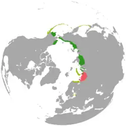 alt=Zona de distribución del eider de Steller. En verde oscuro - área de anidación; en verde claro - área de invernada; en rojo - distribución anterior.