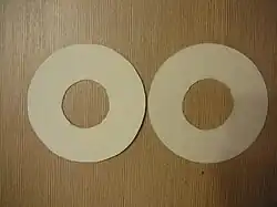 Se comienza cortando un anillo de cartón en el cual se ha dejado una distancia de unos dos centímetros entre el agujero interior y el diámetro exterior.