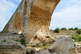 Vista de la parte inferior de uno de los arcos