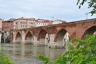 Trasdosado de ladrillo sobre los tajamares del lado aguas abajo
