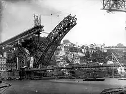El puente durante su construcción.