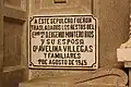 Placa al lado de la tumba