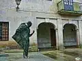 Castelao delante del museo de Pontevedra en 2009