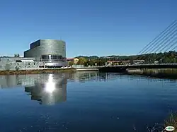 Fachada integrada en el paisaje