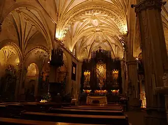 Altar mayor y naves laterales.