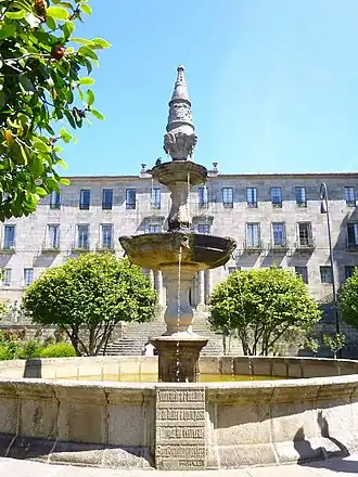 Fuente de la Herrería en el centro de los jardines
