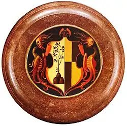 Heráldica en el reverso del anterior.