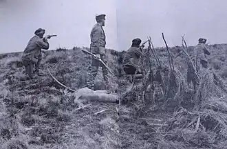 Julio Popper en una de sus incursiones. A sus pies, yace un ona muerto.[7]​[8]​