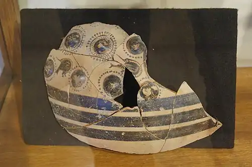 Pieza de cerámica de una de las tumbas.