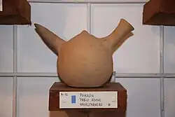 Largo pitorro en un porrón de arcilla de Navalcarnero (España).