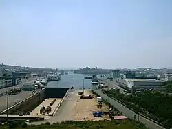 Vista de los astilleros y de las instalaciones del puerto.