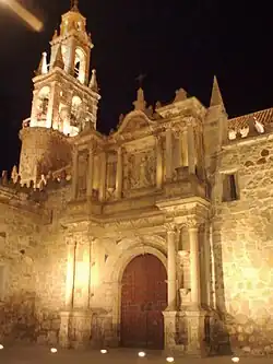 Vista nocturna de la Portada principal y Torre de la Catedral de la Sierra.