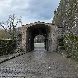 La puerta del puente levadizo desde el interior