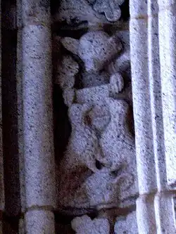 Detalle «grutesco» del pórtico: aves y cabezas de animales.