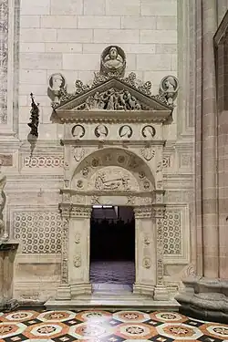 Portal de la sacristía con retratos de los duques de Milán, XV siglo.