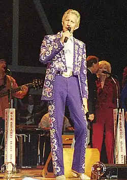 Porter Wagoner con traje