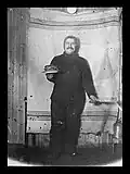 Adolf Lindstrøm con un plato de tortas en Framheim en 1911.