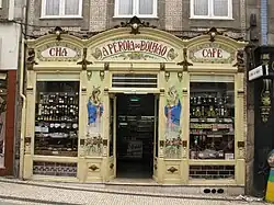 Colmado de ultramarinos en el barrio de Santo Ildefonso (rua Formosa n.º 279), Oporto (Portugal).