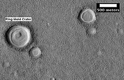 Posible cráter de molde anular. La forma del cráter se debe al impacto contra el hielo.