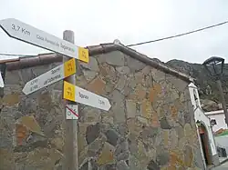 Poste de los senderos PR-TF 8 y PR-TF 9 en la plaza de Afur.