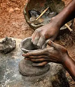 Alfarería tradicional aari en Jinka, Etiopía