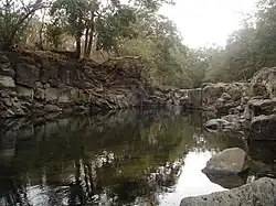 Río de agua dulce cristalina.