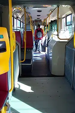 Vista de nivel de particulación con el reservorio de combustible de modelos diésel (en la derecha)