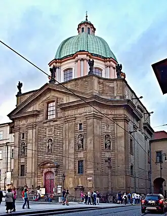 Iglesia de San Francisco el Seráfico en el casco antiguo de Praga (1679-1689), obra de Jean Baptiste Mathey (1679-1688)