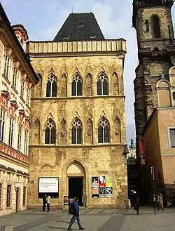 Casa de la Campana de Piedra en la «ciudad vieja» de Praga (después de 1310)