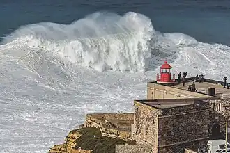 Olas gigantes en la costa de Nazaré (Portugal), consideradas las mayores del mundo.
