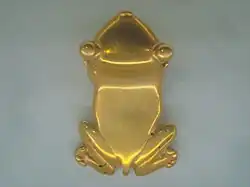 La rana es un motivo frecuente, representada de forma realista.