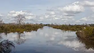 Bajada hacia el lago del templo.