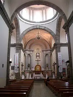 Presbiterio. Se aprecia ubicación de la bóveda principal, donde mide más de 40 metros de altura.