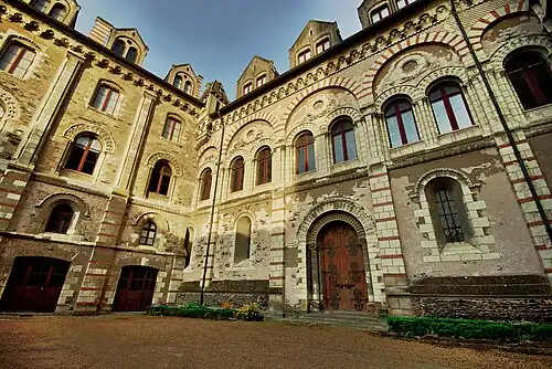 Adosado al presbiterio de la catedral de Angers