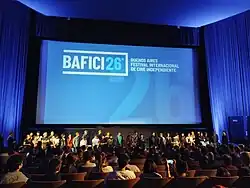 El equipo de la película frente a la pantalla del cine Gaumont antes de la proyección.