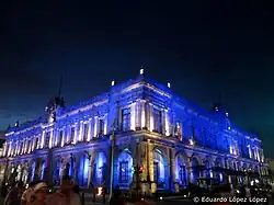 El palacio de noche.