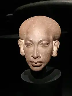 Busto de cuarcita de una princesa del Periodo amarniense, Imperio Nuevo egipcio, XVIII dinastía (1351-1334 a. C.), Colección Al Thani.